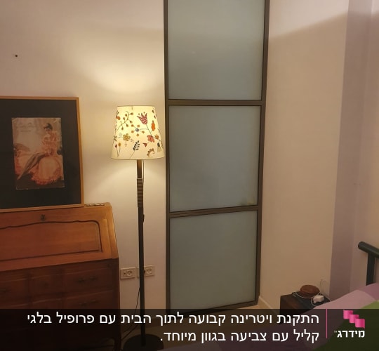דלת אלומיניום עם זכוכית חלבית בחדר שינה